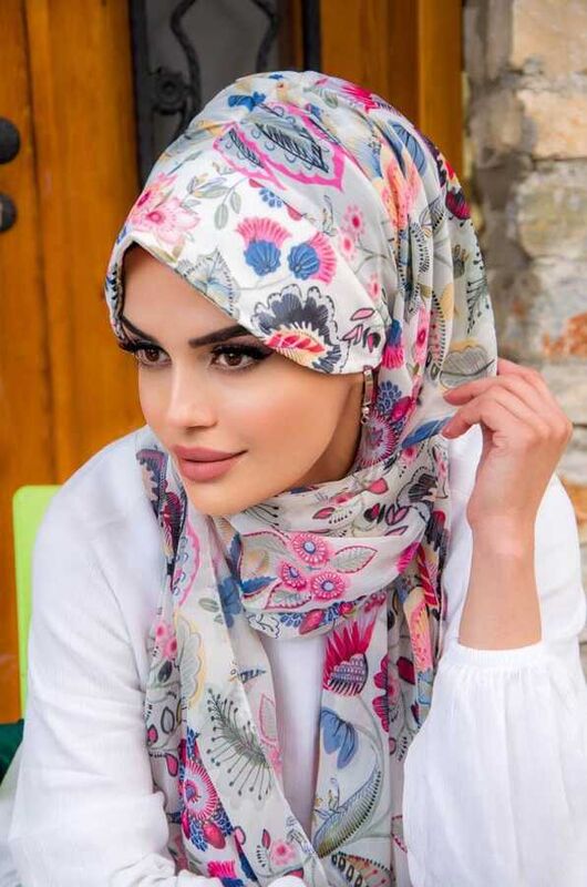 Beyaz Çiçekler Desenli Şapka Şal