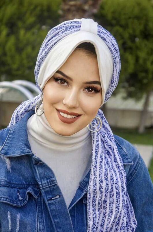 Beyaz Çizgili Desen Fularlı Şapka Bone