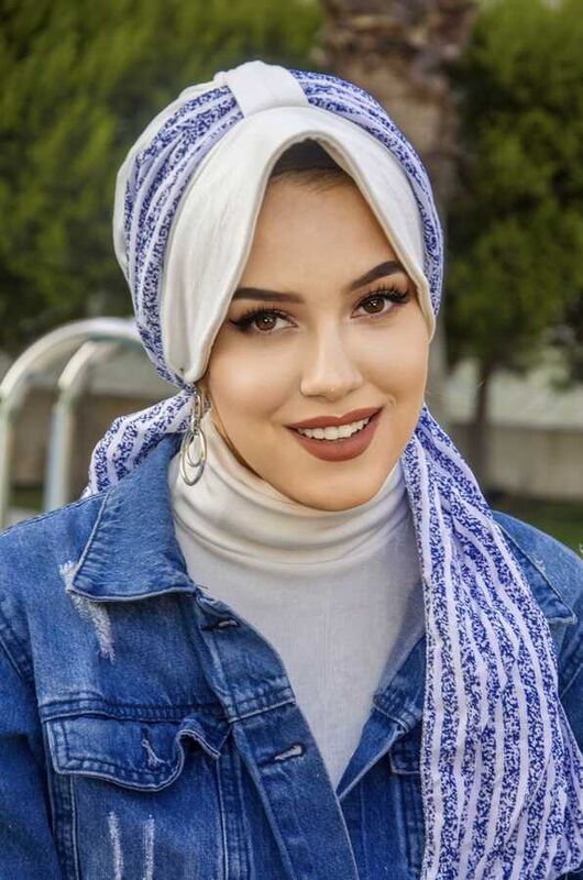 Beyaz Çizgili Desen Fularlı Şapka Bone