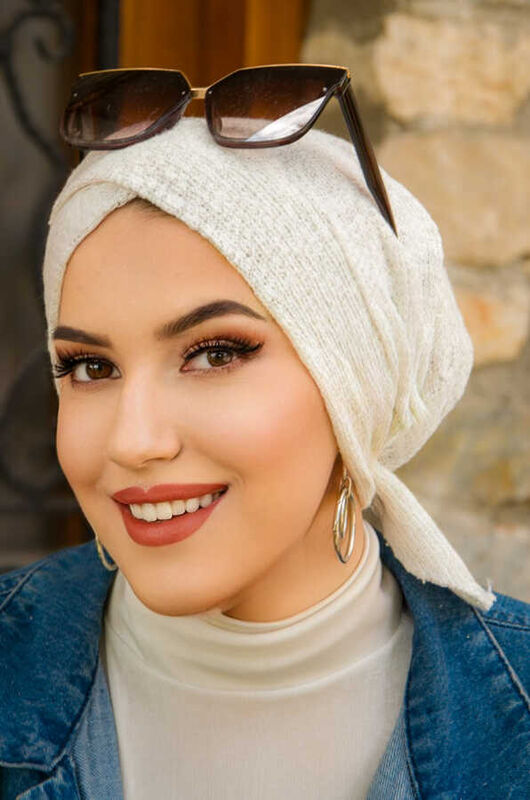 Beyaz Triko Çapraz Bone
