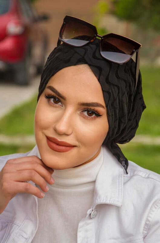 Aişe Tesettür - Siyah Desenli Çapraz Bone