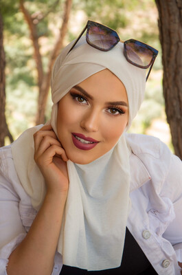 Aişe Tesettür - Kırık Beyaz Çapraz Bantlı Medium Size Hijab - Hazır Şal