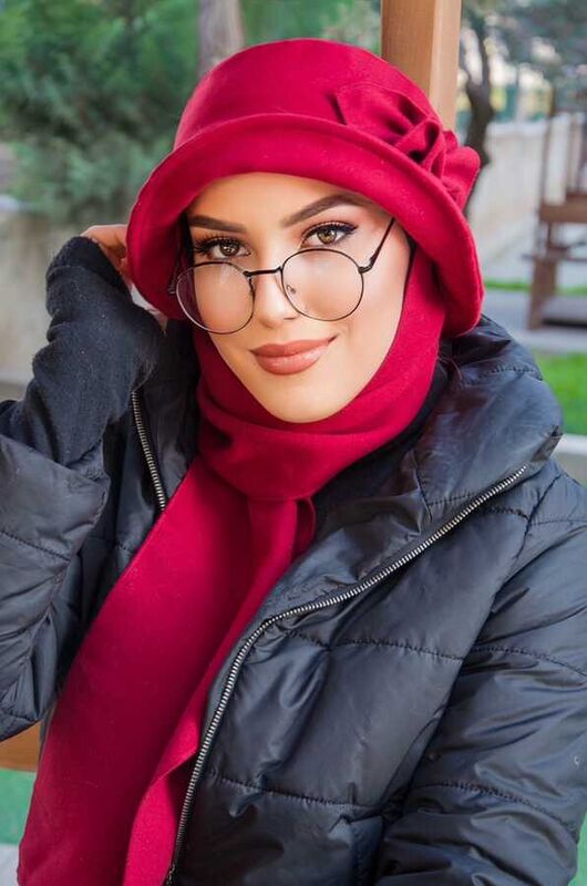 Kırmızı Aksesuarlı Vintage Şapka