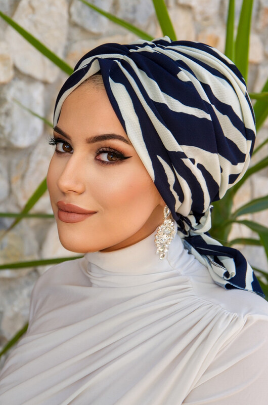 Aişe Tesettür - Lacivert Zebra Desen Tokalı Bone