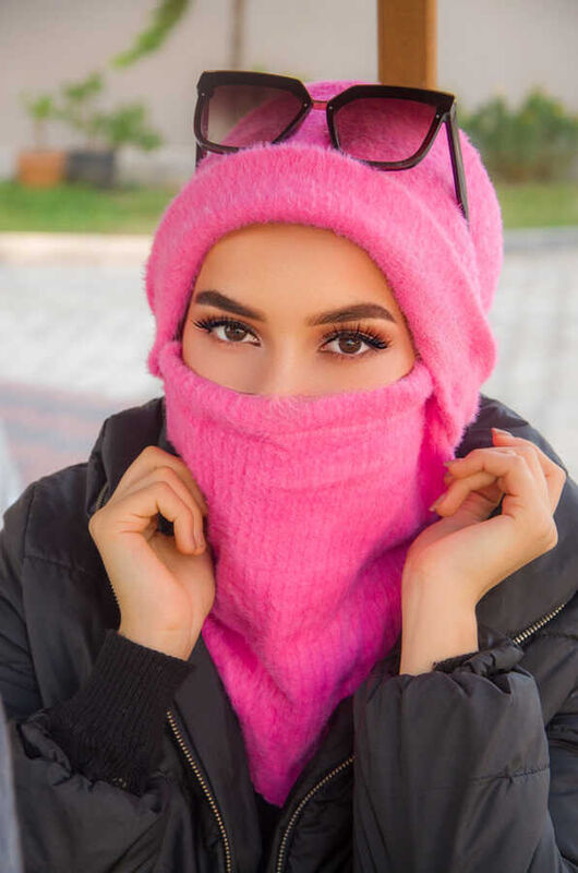 Pembe Maskeli Bere