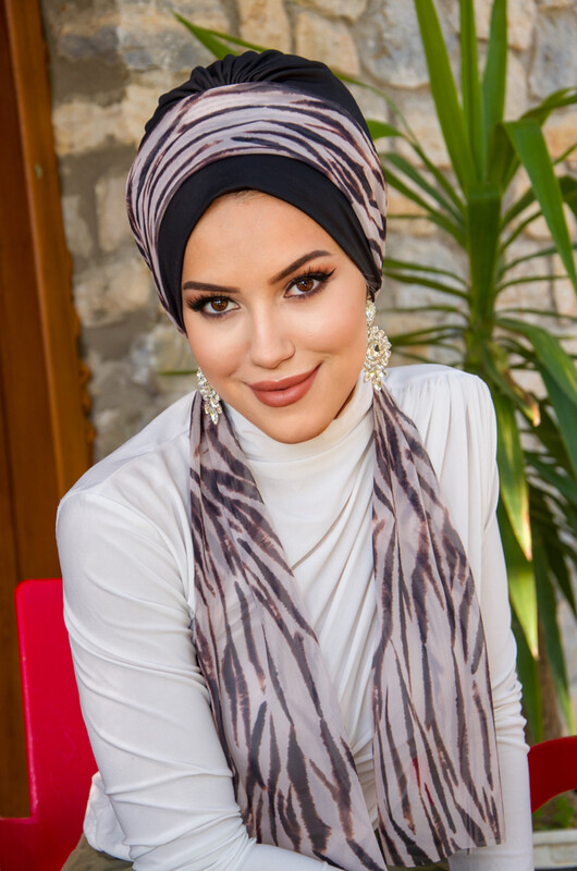 Aişe Tesettür - Siyah Zebra Desen Fularlı Bone