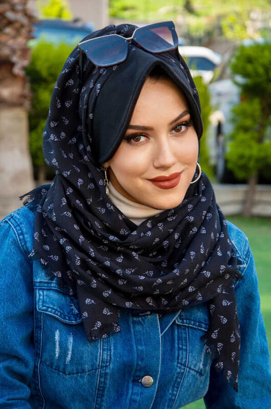 Siyah Çiçek Baskılı Şapkalı Şal