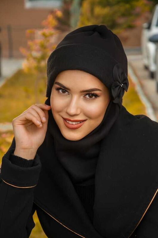 Siyah Çiçek Maskeli Bere