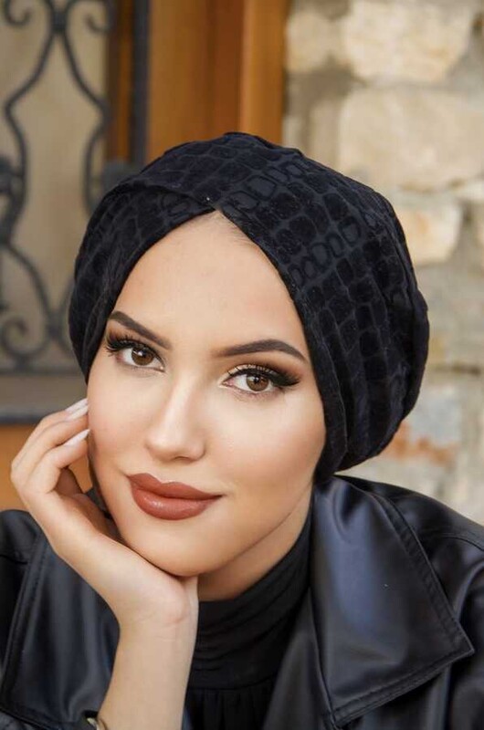 Siyah Kabartma Desenli Çapraz Bone - Thumbnail