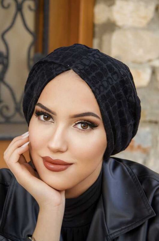 Siyah Kabartma Desenli Çapraz Bone